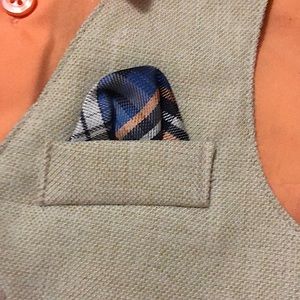 Dockers 3 piece taupe suit with melon dress shirt. 3-6 M